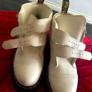 White Dr Martens ! Like new I’ve only used a couple times , box included .